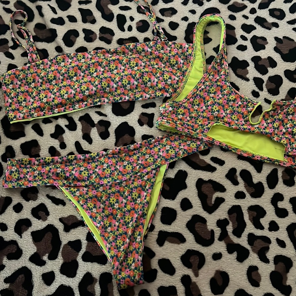 Frankies floral bikini 3 pieces size medium